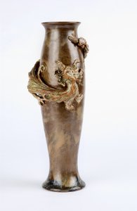 Groene en bruine geglazuurde vaas met een gemodelleerde drakenreliëf, Doulton und Co., Lambeth